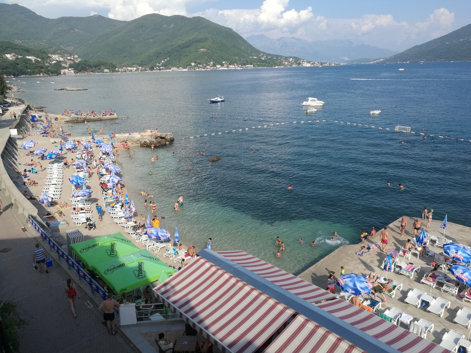 Zdjęcie Savina beach z powierzchnią małe beżowe kamyki