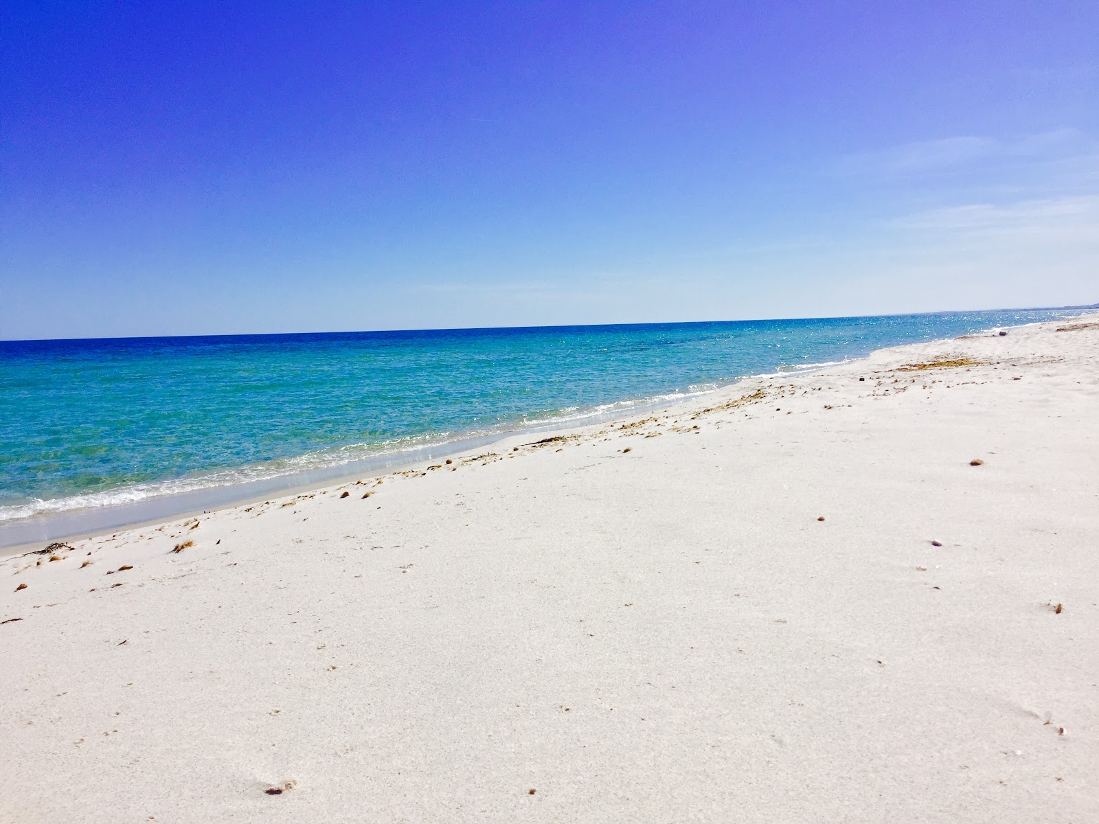 Foto van Ain Grenz Beach met turquoise puur water oppervlakte