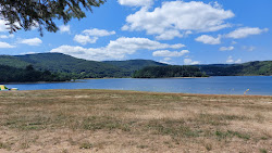 Plage de loisirs du Lac du Laouzas'in fotoğrafı geniş bir kıyı şeridi ile birlikte
