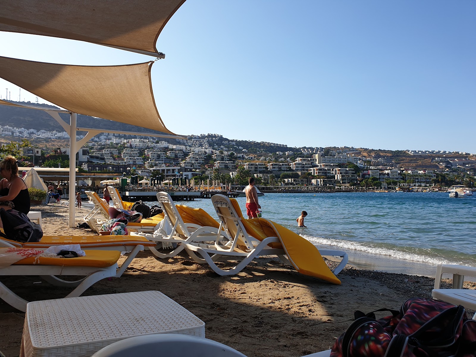 Foto de Gundogan main beach área de comodidades