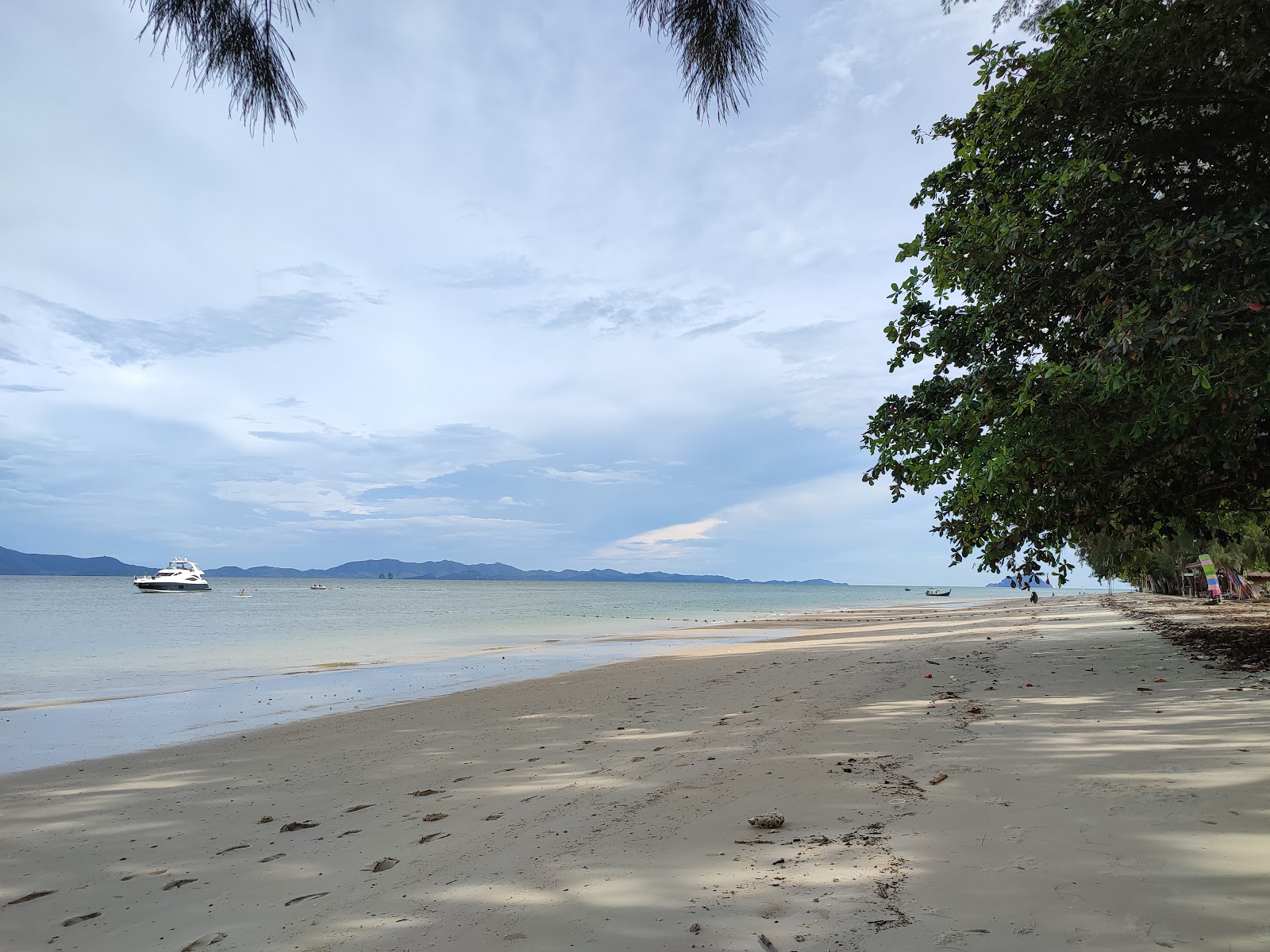 Zdjęcie Tab Po Beach z powierzchnią jasny piasek