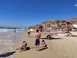 Photo de Sidna Ali beach entouré de montagnes