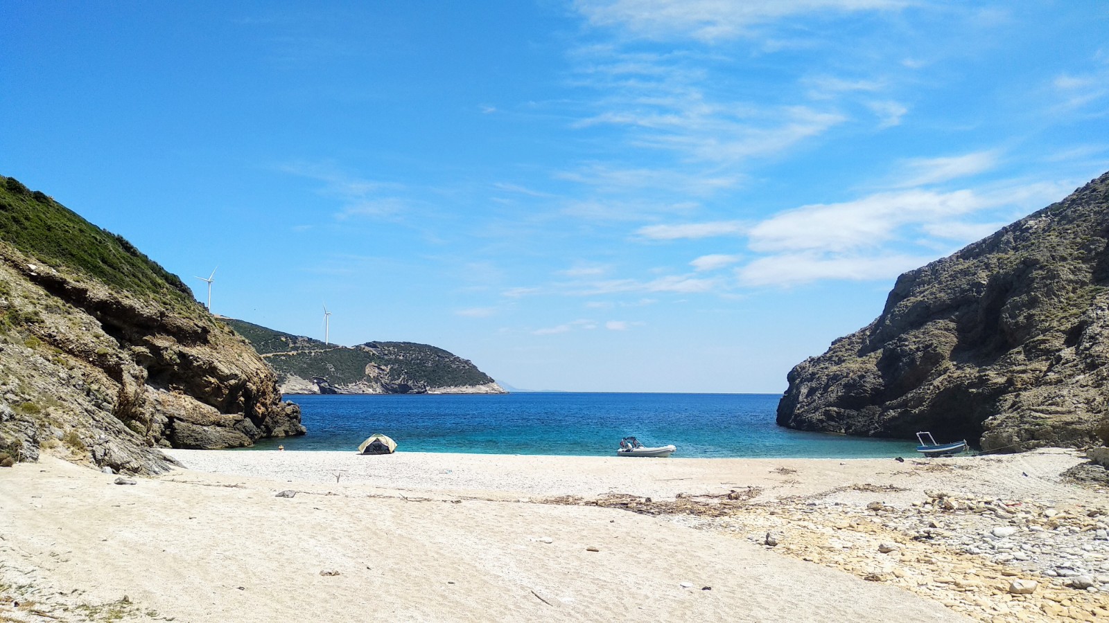 Konidavli beach'in fotoğrafı turkuaz saf su yüzey ile