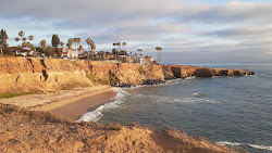 Fotografie cu Sunset Cliffs beach înconjurat de munți