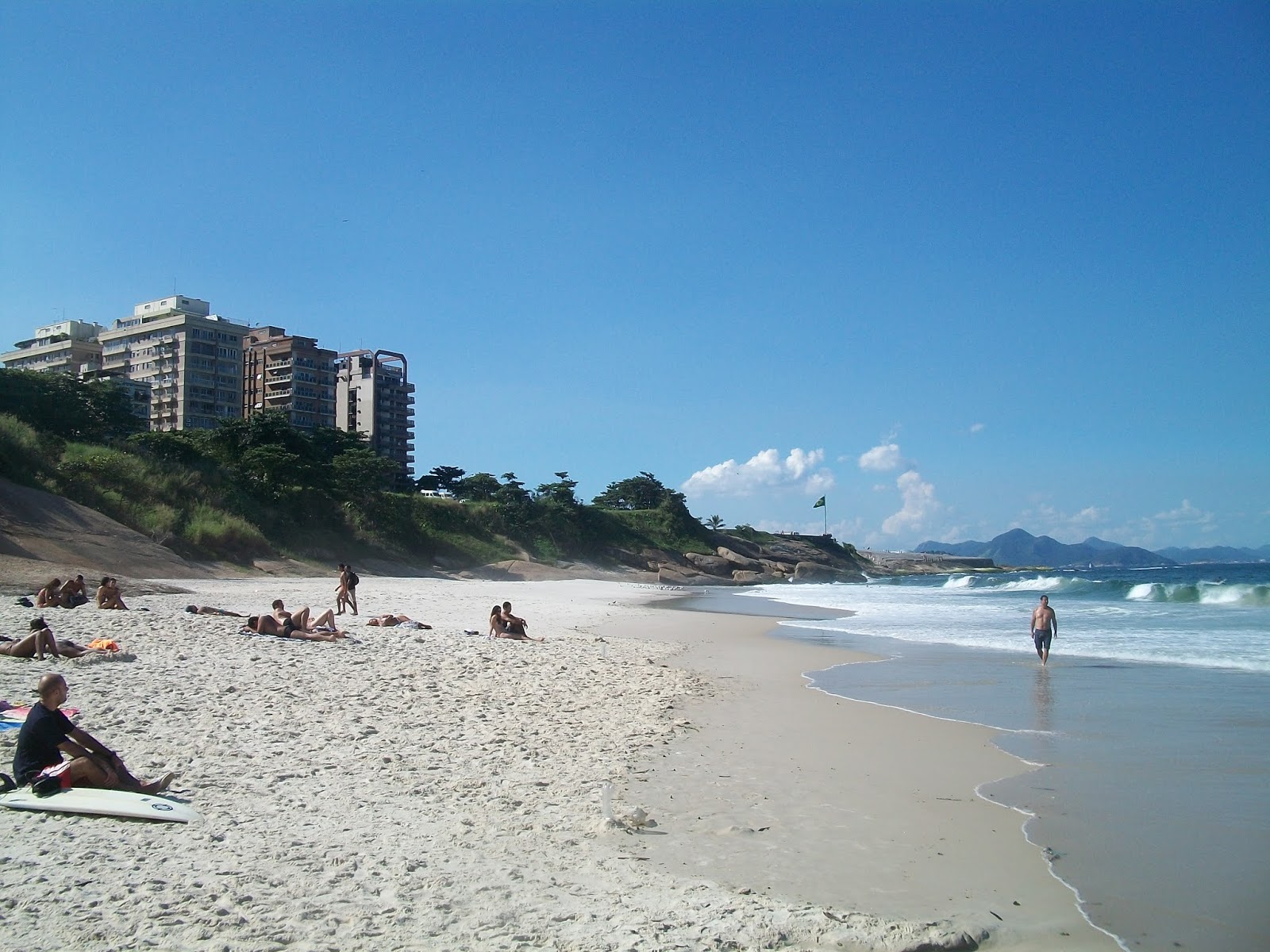 Zdjęcie Praia do Diabo z przestronna linia brzegowa