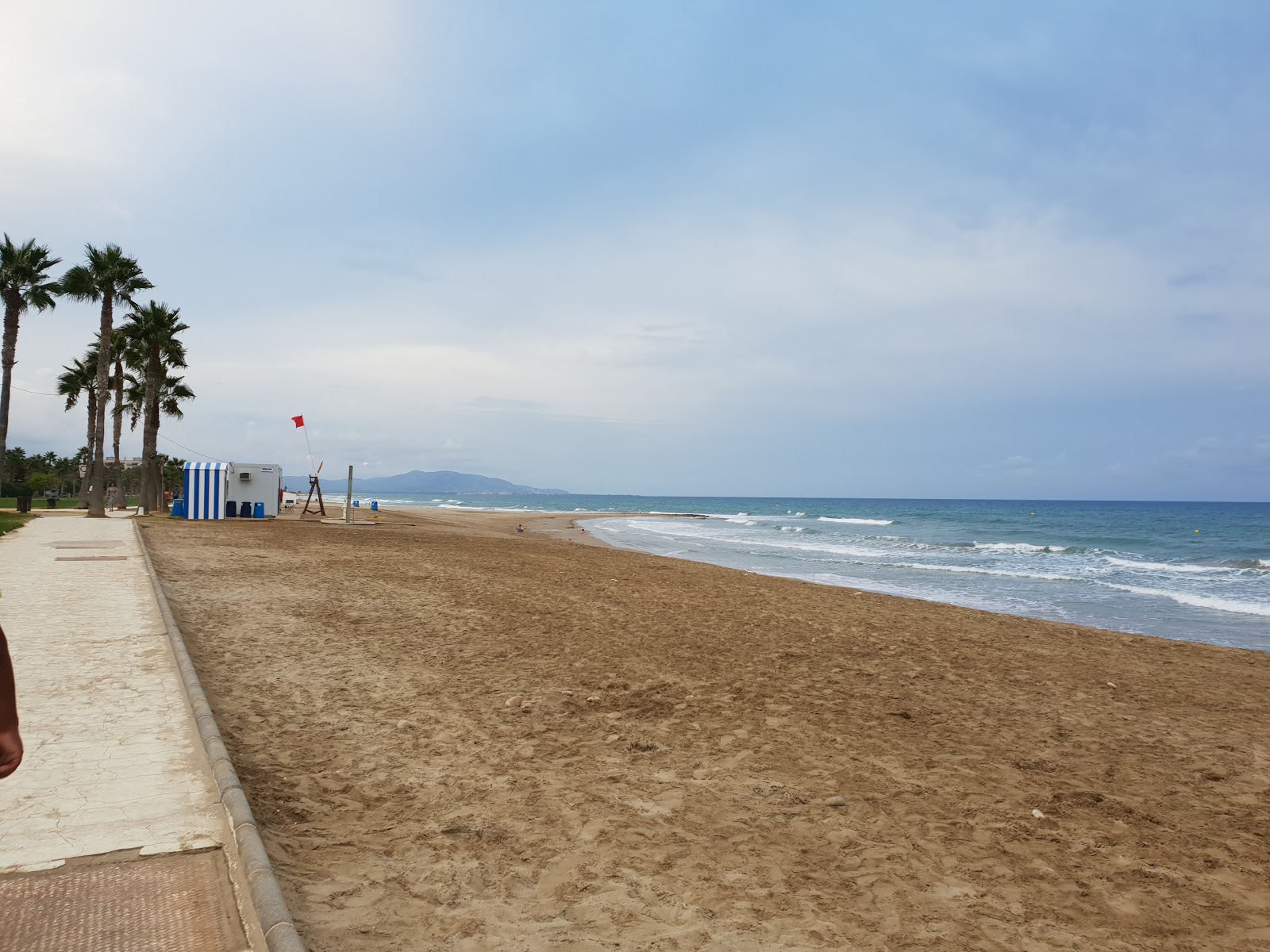 Fotografija Playa de les Amplaries 2 z rjavi pesek površino