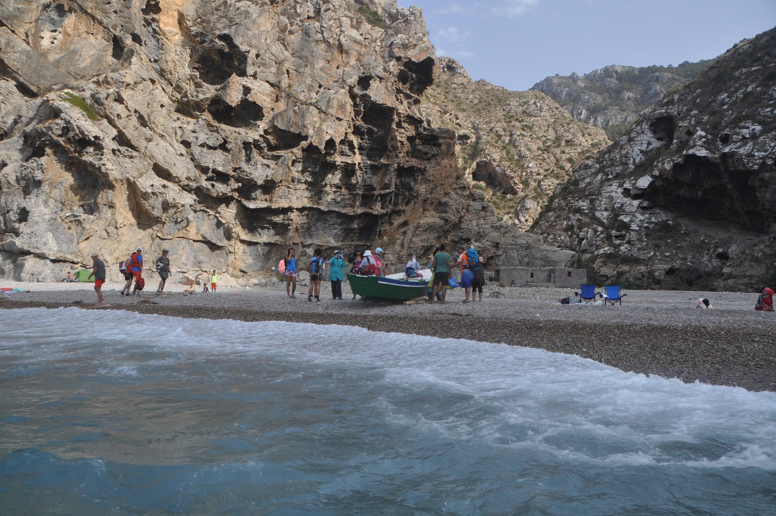 Fotografie cu Tikkit beach cu o suprafață de apa pură turcoaz