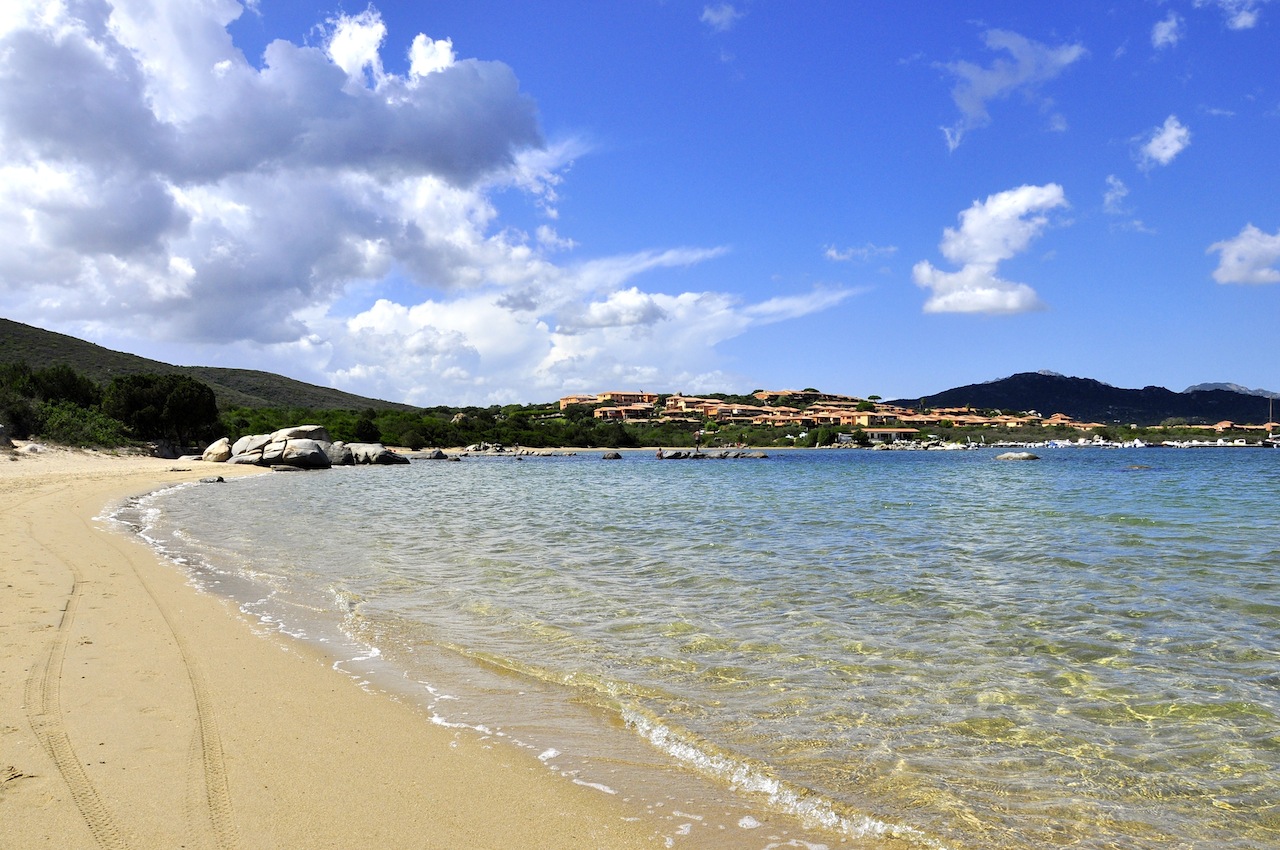 Foto av Spiaggia de Bahas med blå rent vatten yta