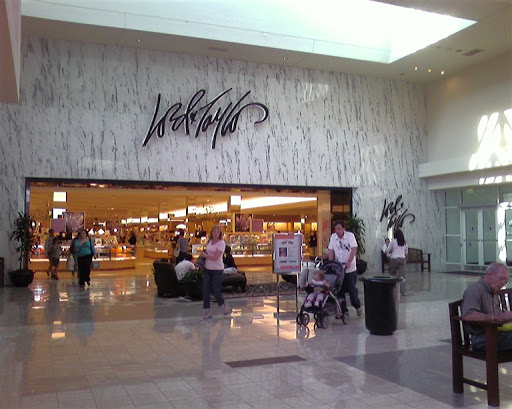 Lord & Taylor, 158 Walt Whitman Rd, Huntington Station, NY 11746, USA, 