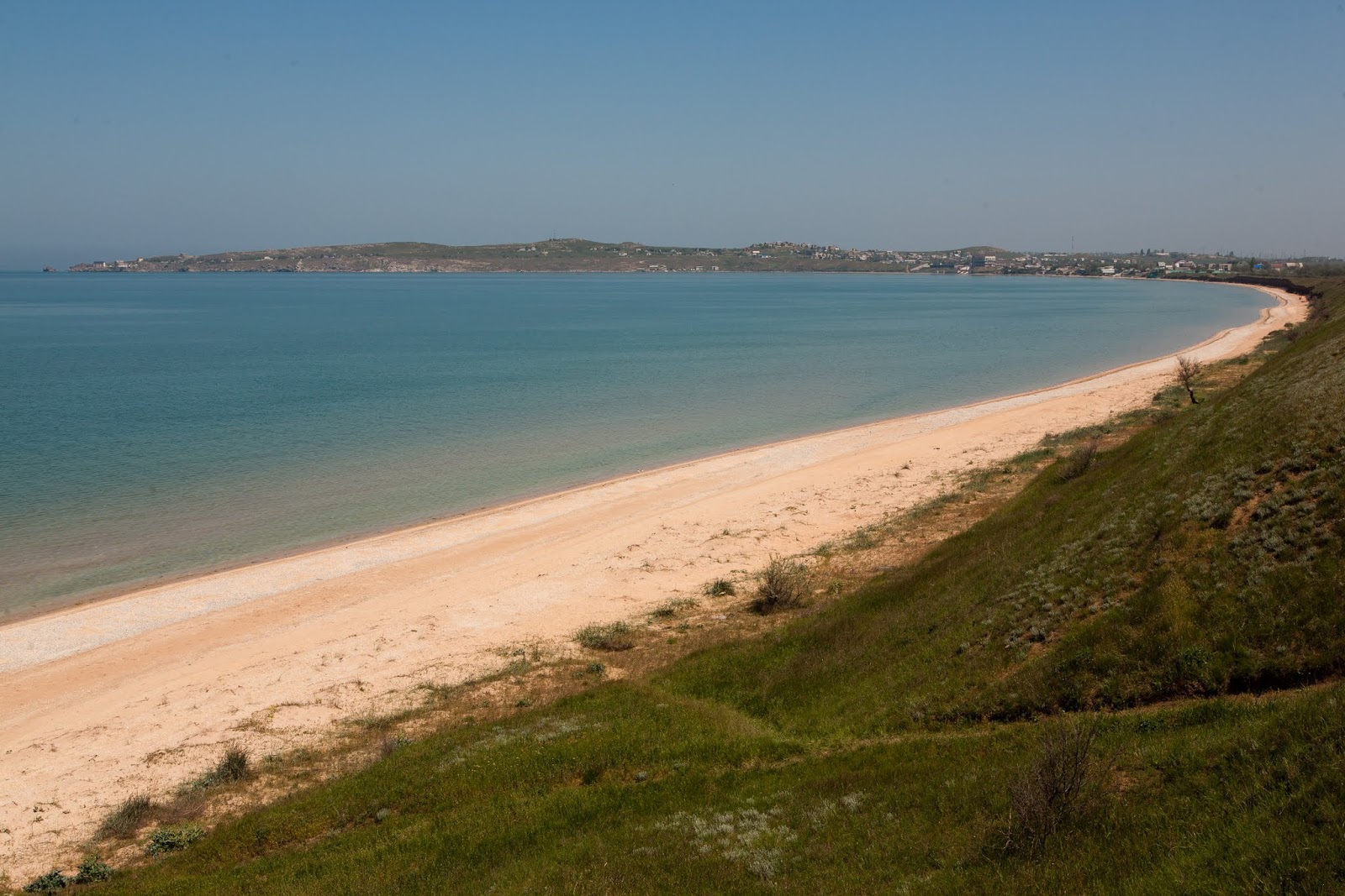 Foto di Zavodskoye Beach con una superficie del sabbia di conchiglie beige