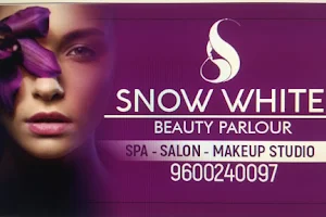 Snow White Women Beauty Parlour image