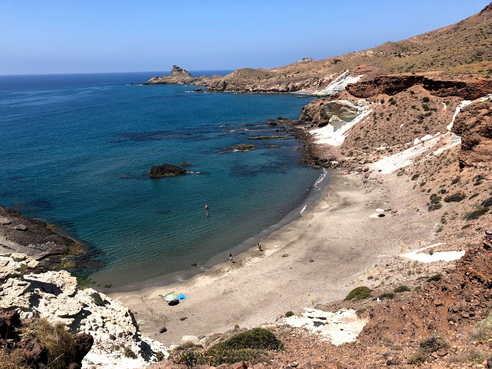 Foto di Cala Raja con una superficie del sabbia luminosa