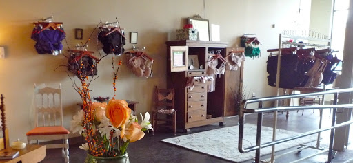 Amour, 518 E 6th St, Des Moines, IA 50309, USA, 