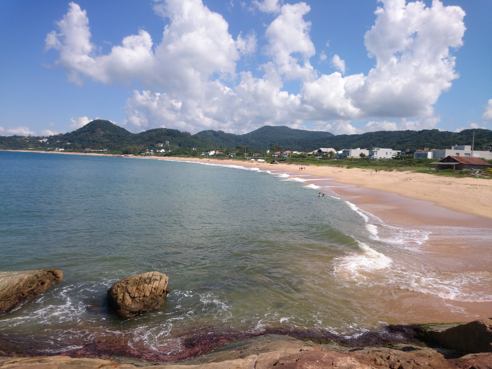 Praia do Estaleirinho的照片 带有碧绿色纯水表面