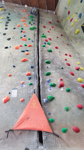 Rock Climbing Gym «Hangar 18 Indoor Climbing Gym - South Bay», reviews and photos, 4926 W Rosecrans Ave, Hawthorne, CA 90250, USA