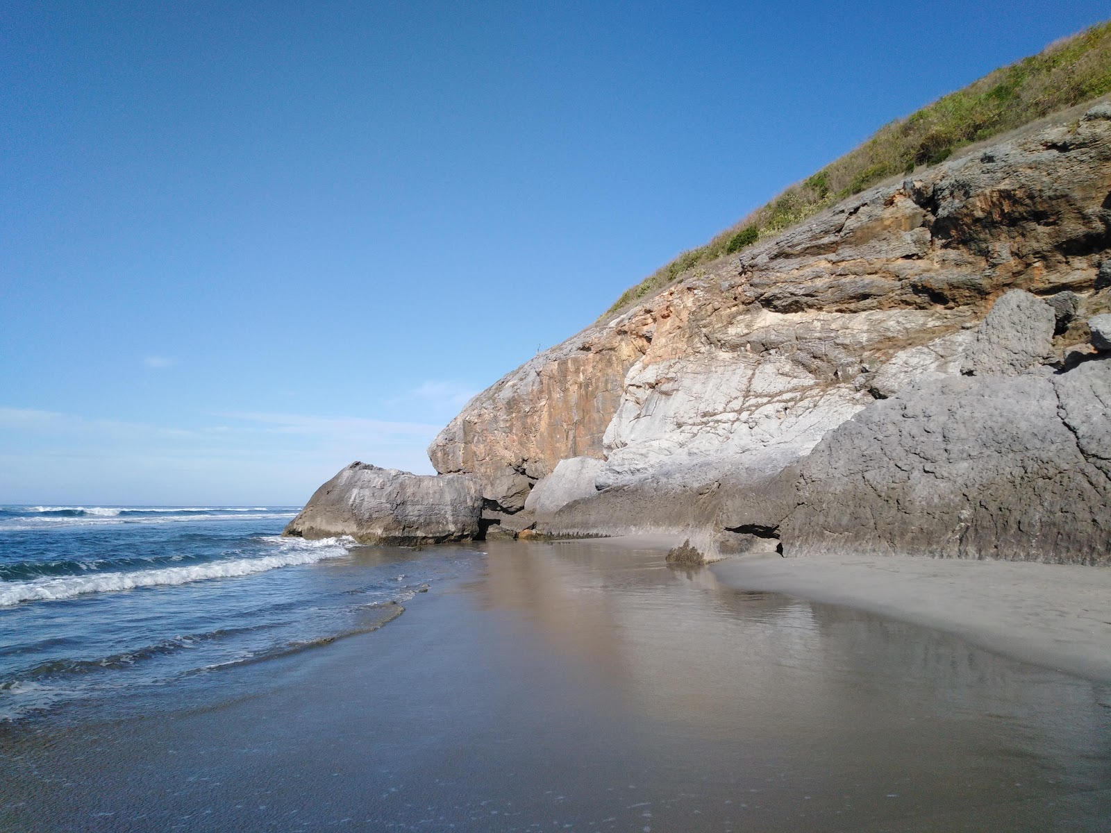 Foto de Playa las Brisas - lugar popular entre os apreciadores de relaxamento
