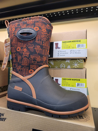 Animal Feed Store «Wilco Farm Store», reviews and photos, 3285 Commercial St SE, Salem, OR 97302, USA