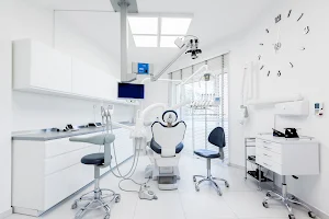 Klinika Uśmiechu M&K Brzegowy , Tomografia 3D, RTG, Pantomogram, Implanty, Korony, Licówki image