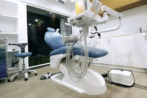 Dentaholics Dental Clinic image