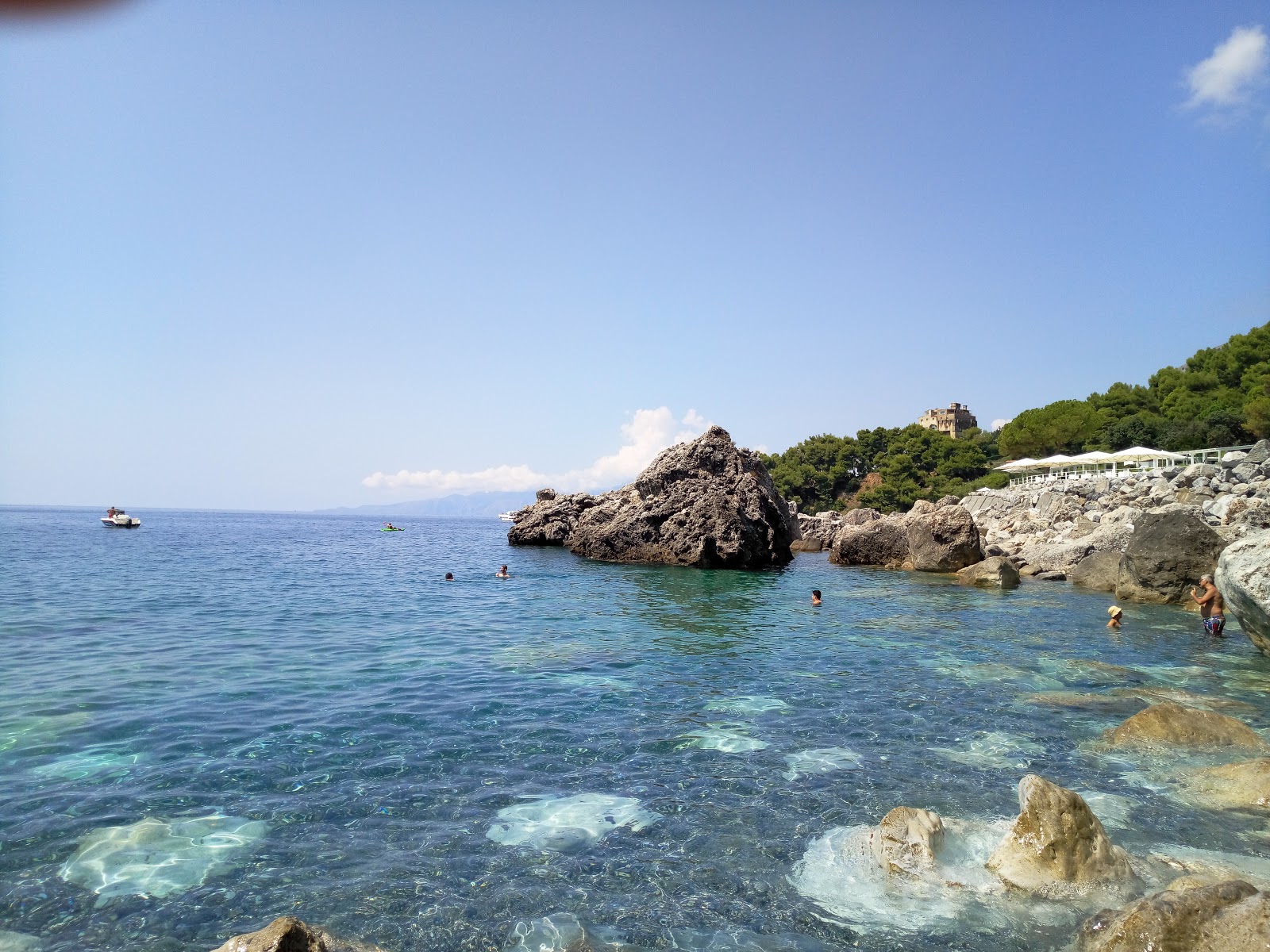 Foto de Cala Tunnara con agua azul superficie