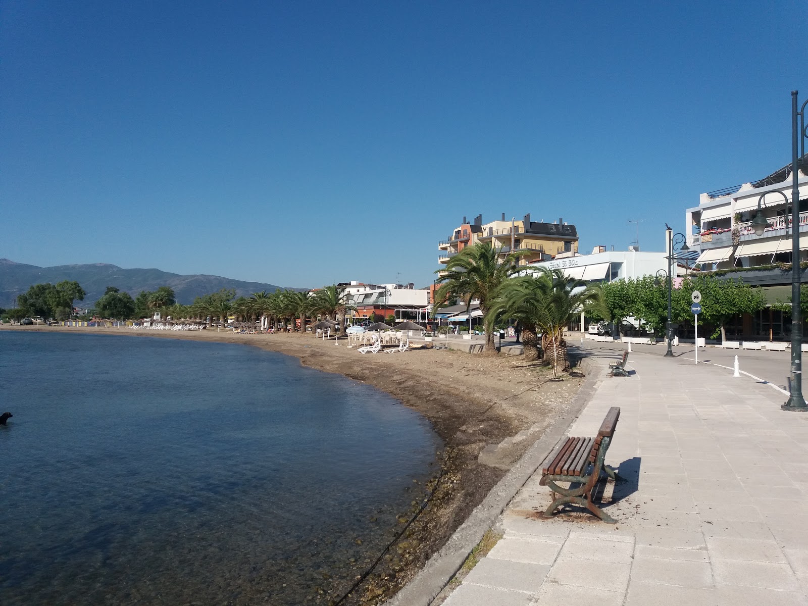 Foto de Livanates beach con arena marrón superficie