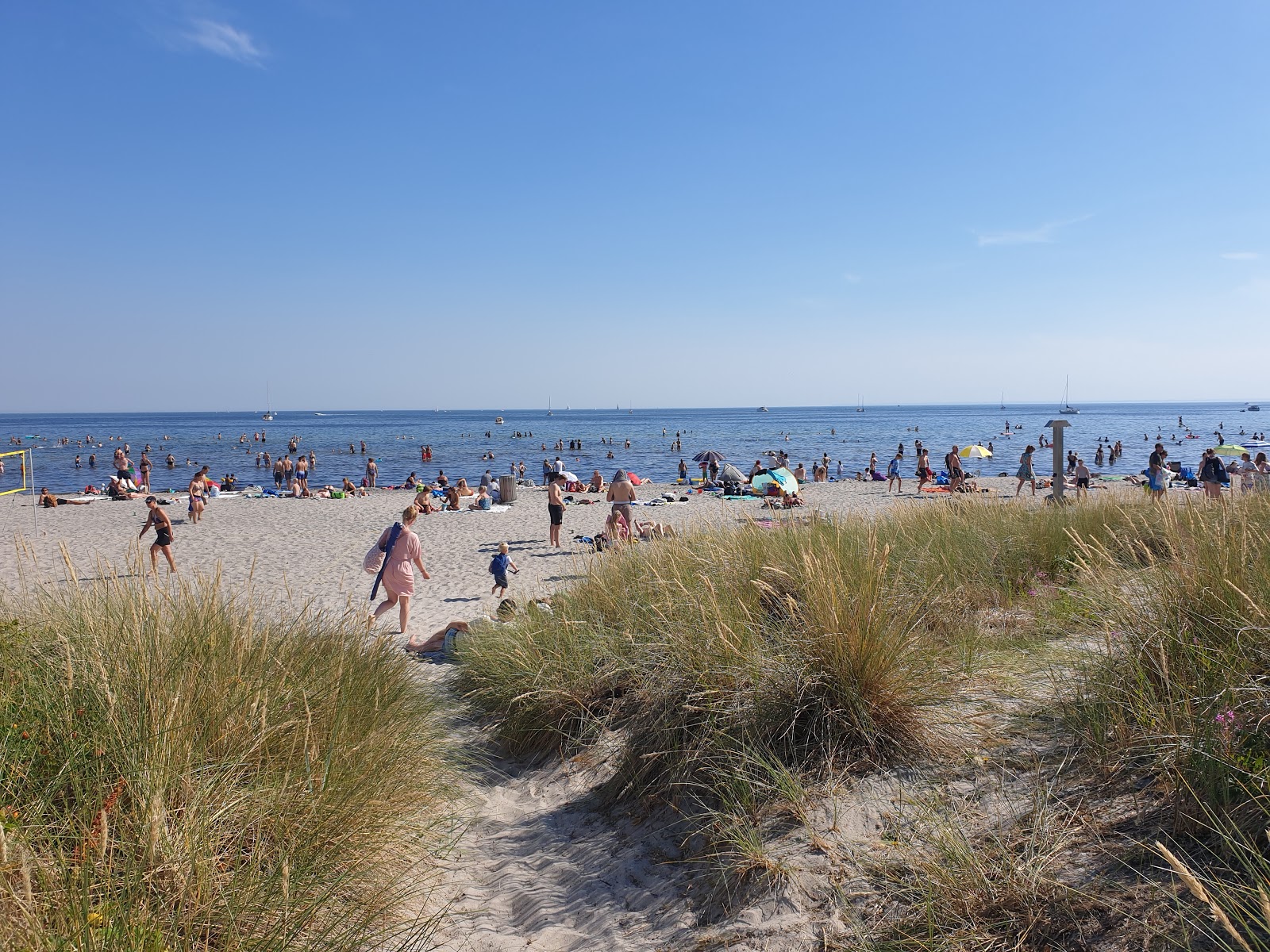 Valokuva Ishoj Beachista. pinnalla kirkas hiekka:n kanssa
