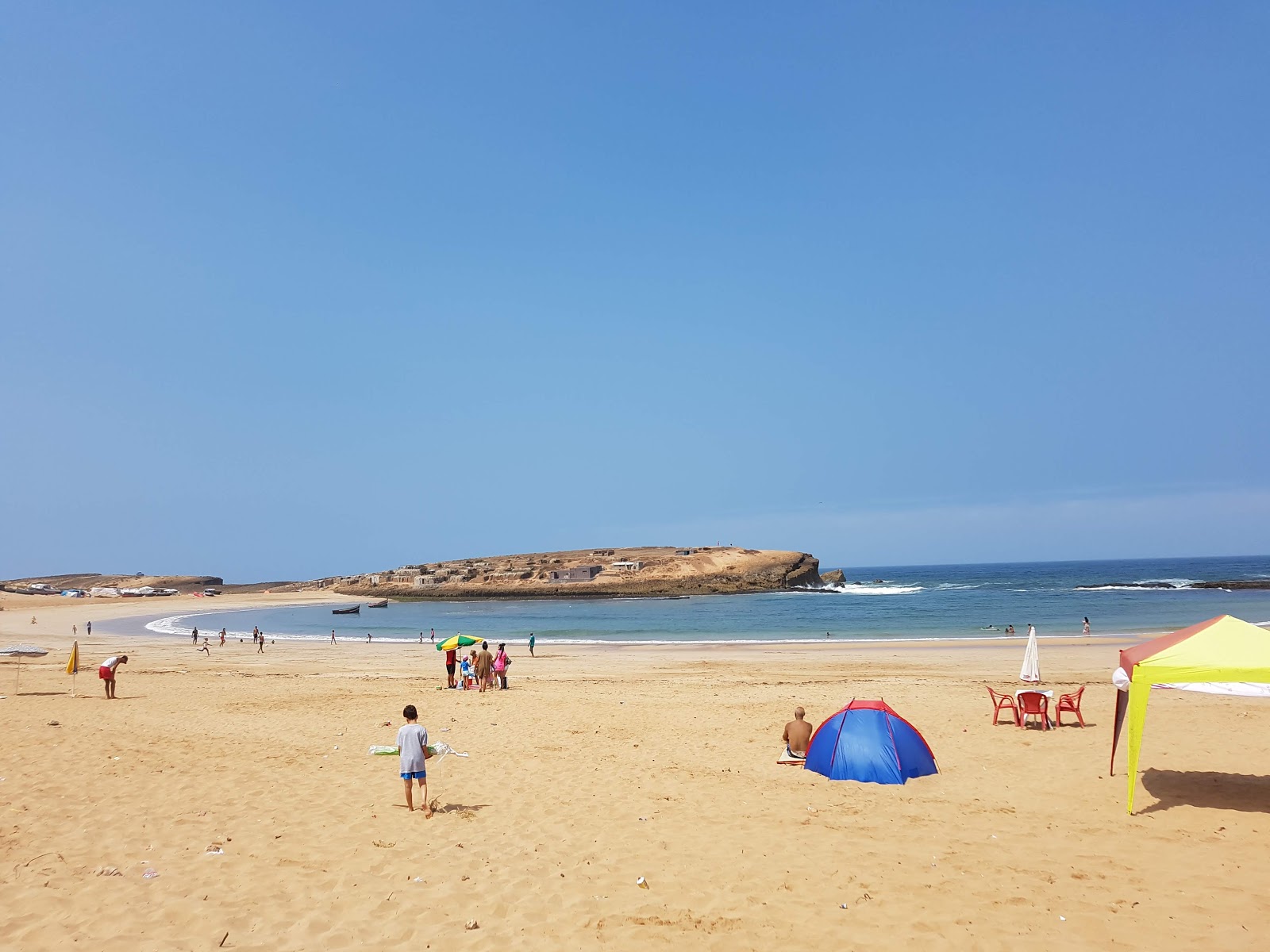 Foto di Sidi Belkheir Beach shaty sydy balkhyr con una superficie del sabbia beige fine