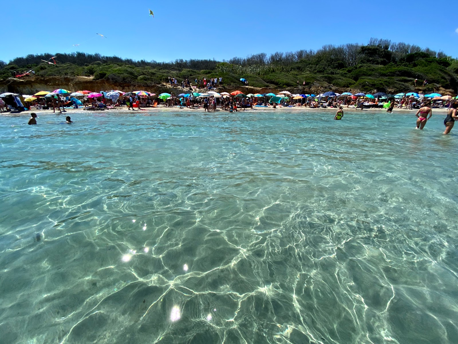 Spiaggia Baia dei Turchi'in fotoğrafı geniş plaj ile birlikte