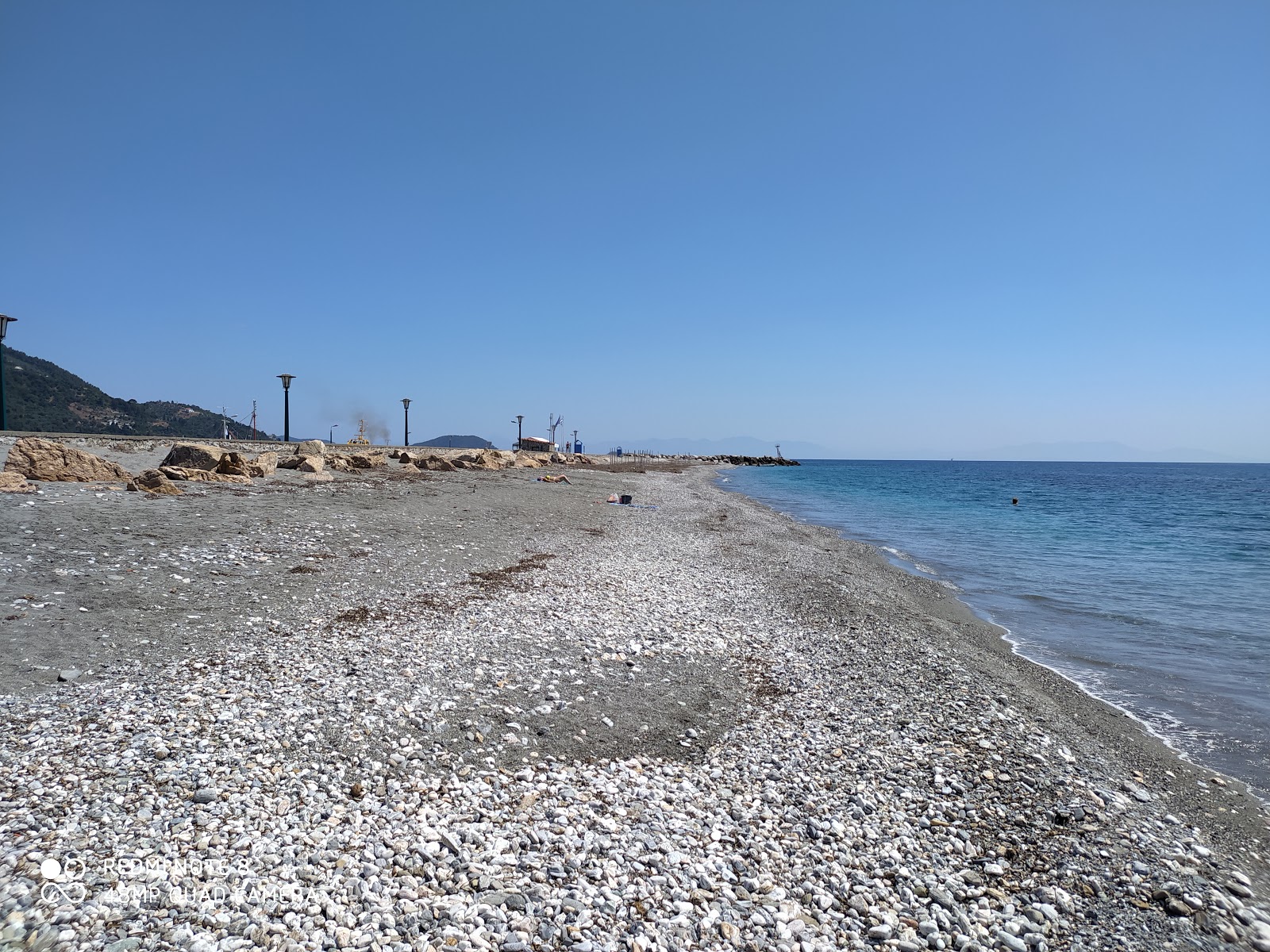 Foto af Loutraki beach med rummelige multi -bugter