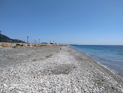 Loutraki beach'in fotoğrafı biraz temiz temizlik seviyesi ile