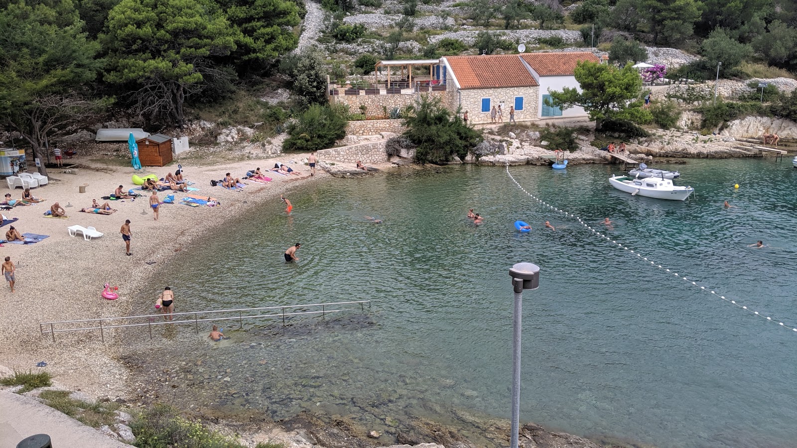 Foto von Valdarke beach mit sehr sauber Sauberkeitsgrad