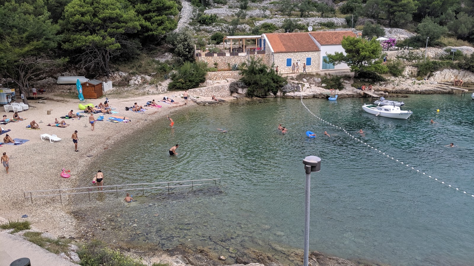 Foto von Valdarke beach mit kleine bucht