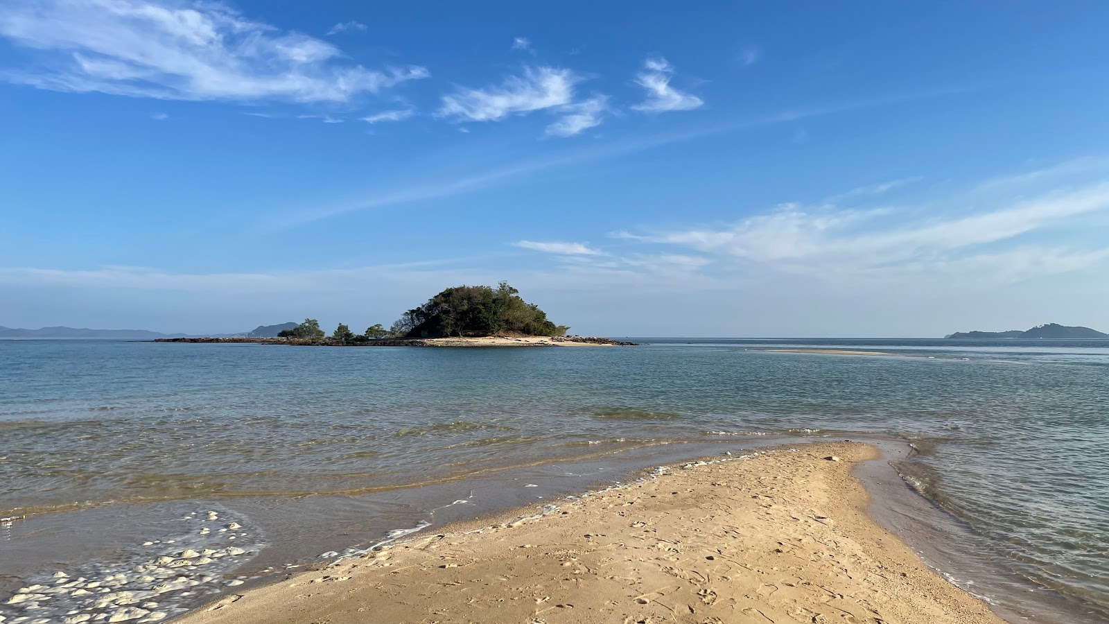 Foto di Phae Beach con una superficie del sabbia luminosa