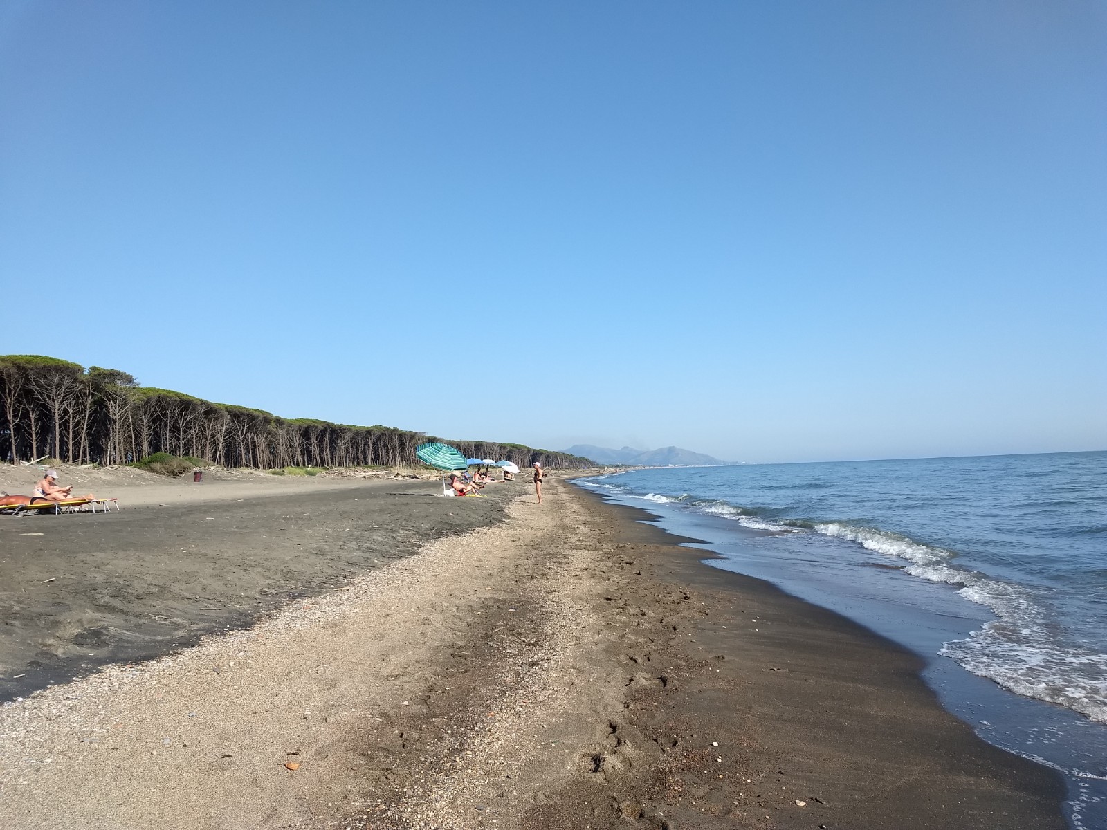 Foto di Camping La Foce beach con una superficie del sabbia scura