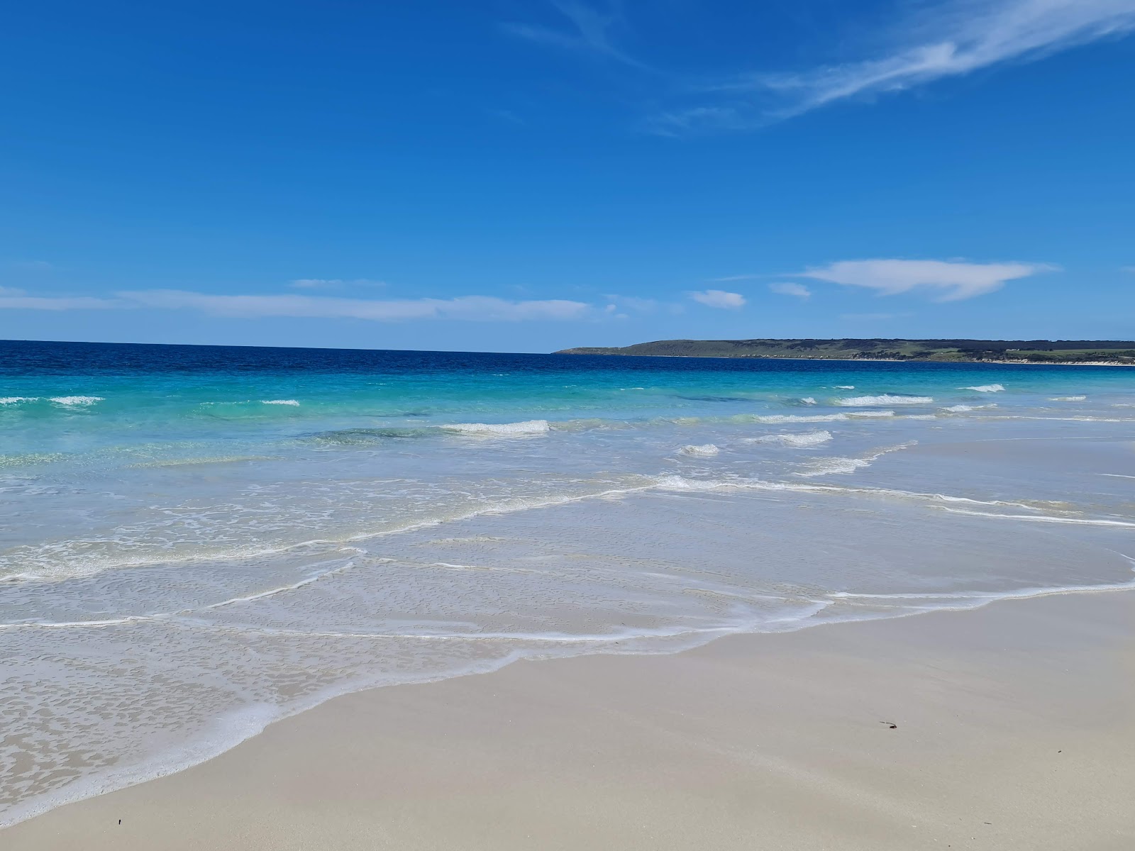 Fotografie cu Antechamber Bay Beach cu o suprafață de apă pură albastră