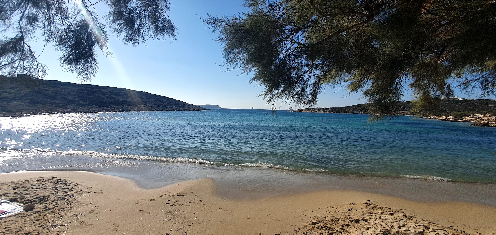 Foto de Praia de Agia Irini e sua bela paisagem