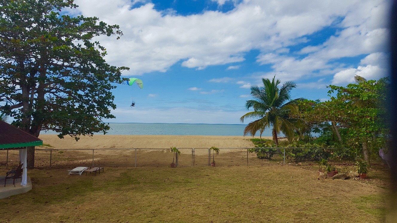 Playa  Balneario de Anasco的照片 带有长直海岸