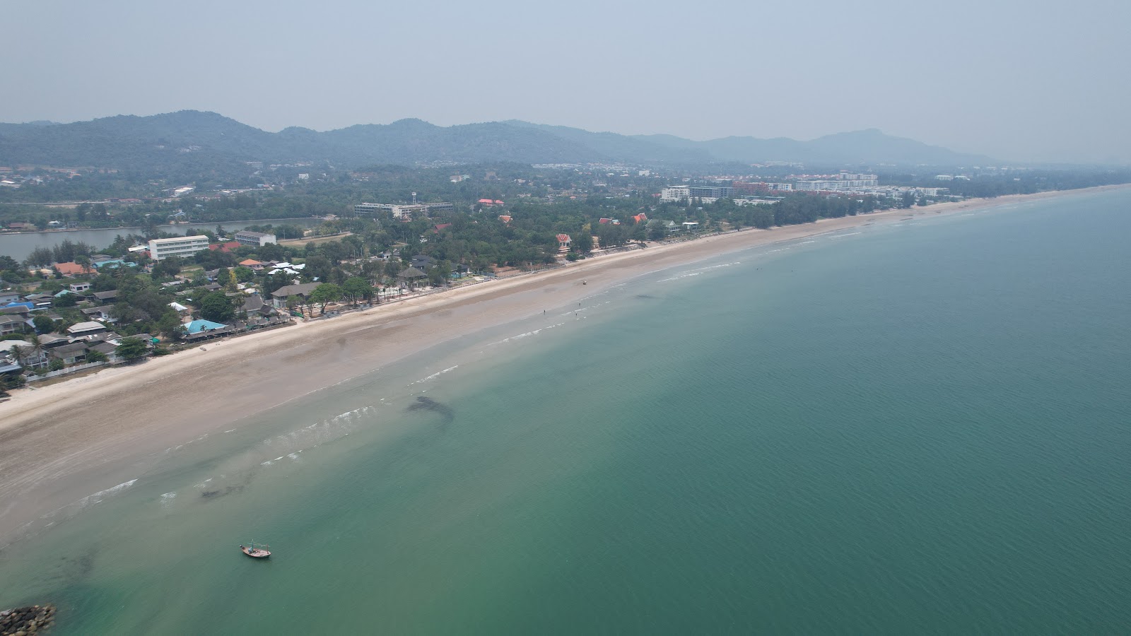 Foto av Khao Tao Beach omgiven av klippor