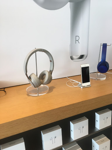 Computer Store «Apple Eton», reviews and photos, 28849 Chagrin Blvd, Woodmere, OH 44122, USA