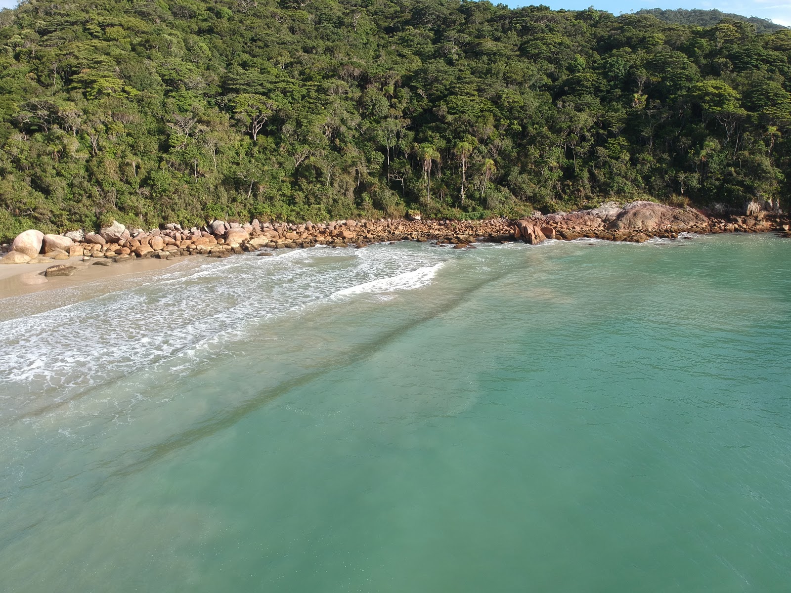 Foto av Praia do Sissial omgiven av klippor
