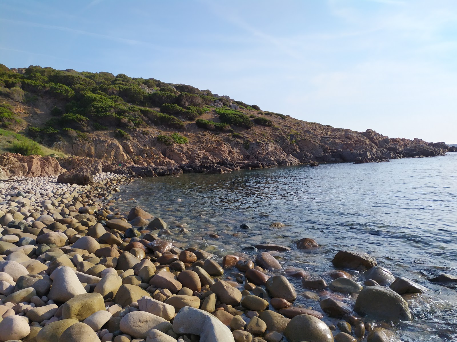 Fotografie cu Spiaggia di Cala Falza cu nivelul de curățenie înalt