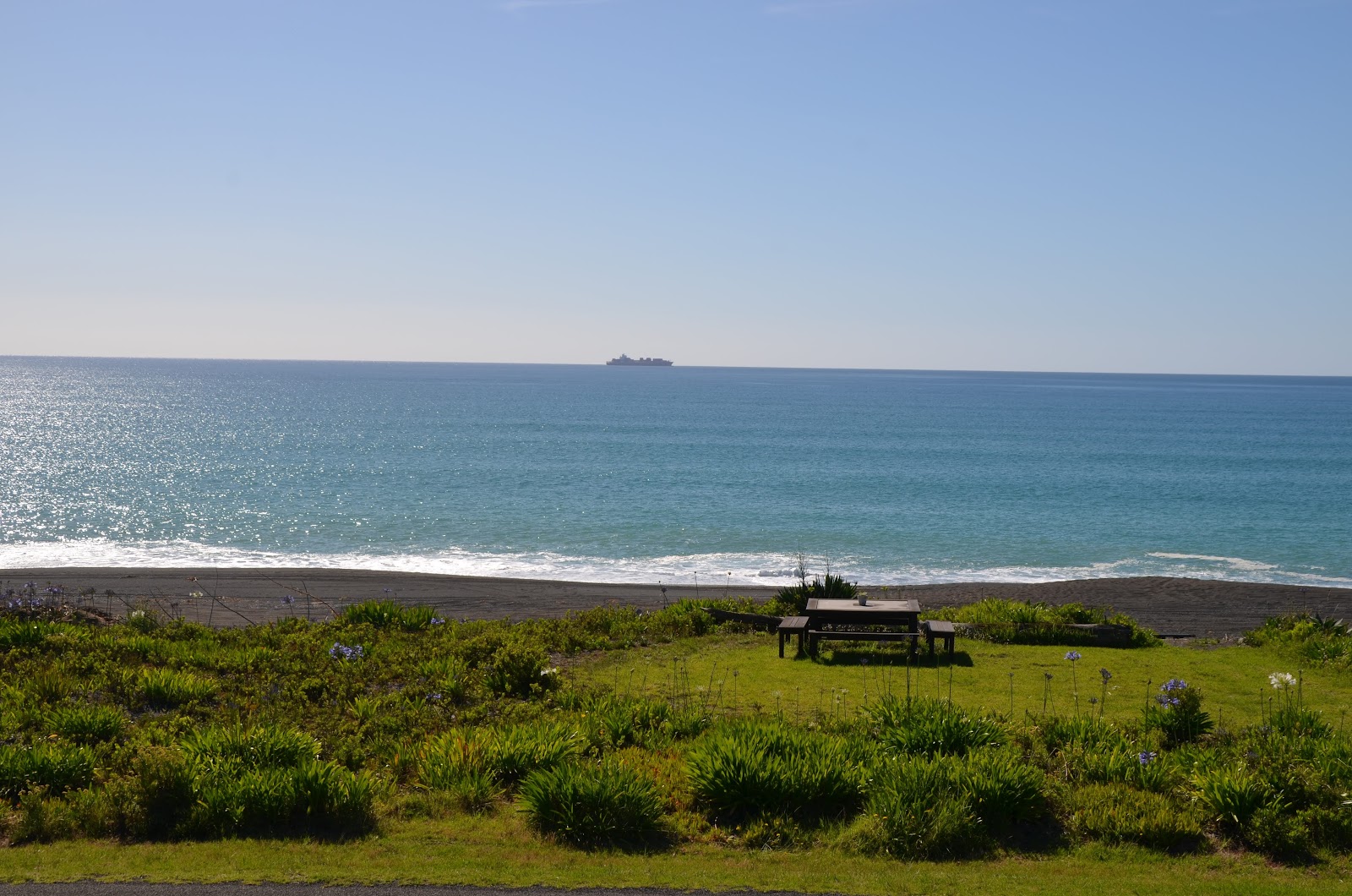 Foto de Whirinaki Beach con arena gris y guijarros superficie
