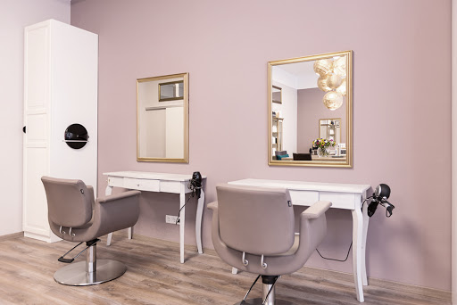 :) Pixie Salon hairdresser and make-up artist In Vienna
