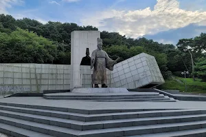 King Jeongjo's Statue image