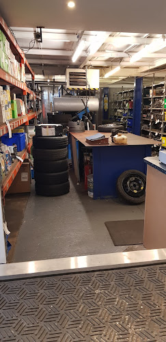 Dixons Vehicle Recyclers - Car dealer
