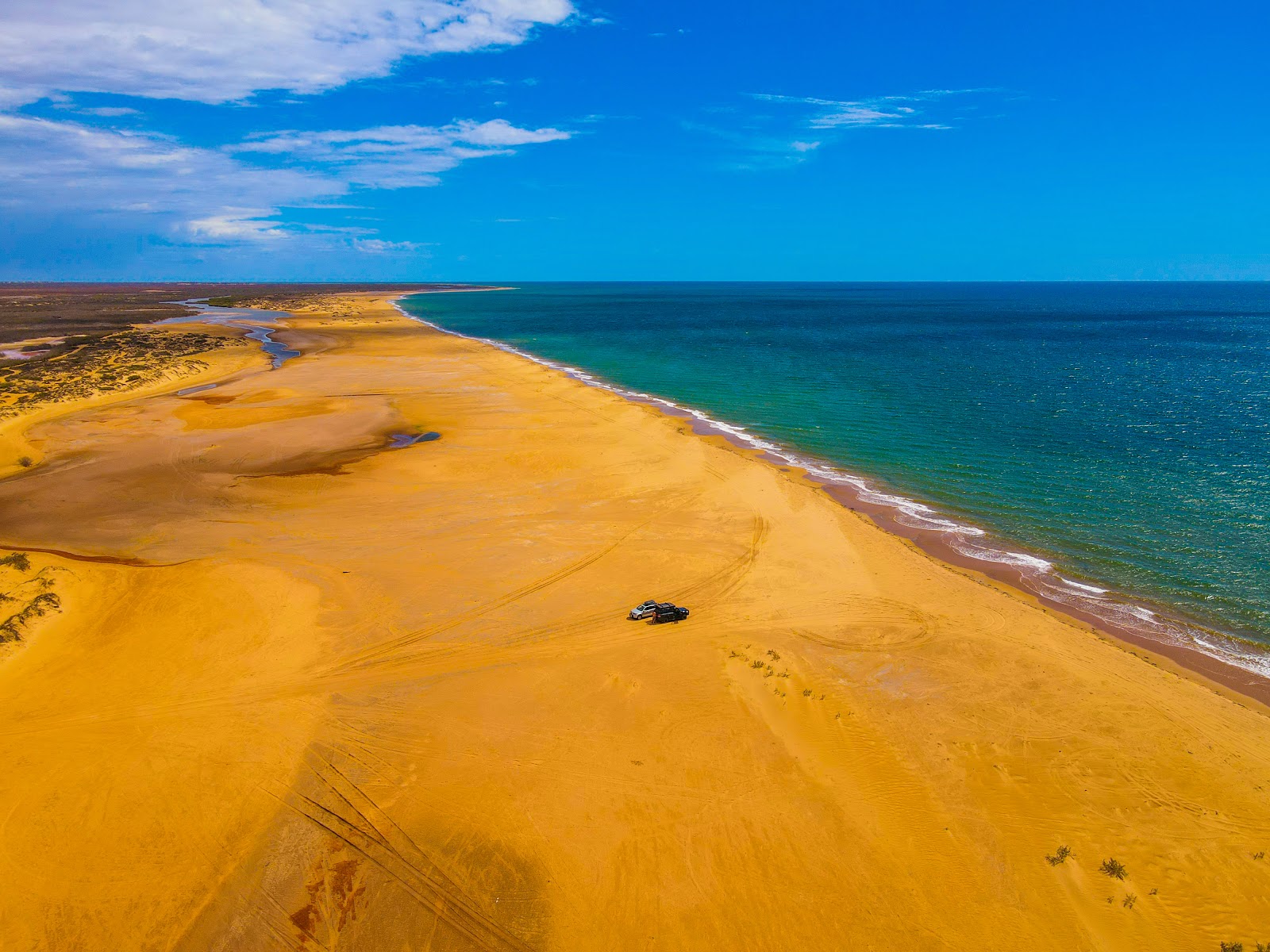 Foto av Miaboolya Beach med ljus sand yta