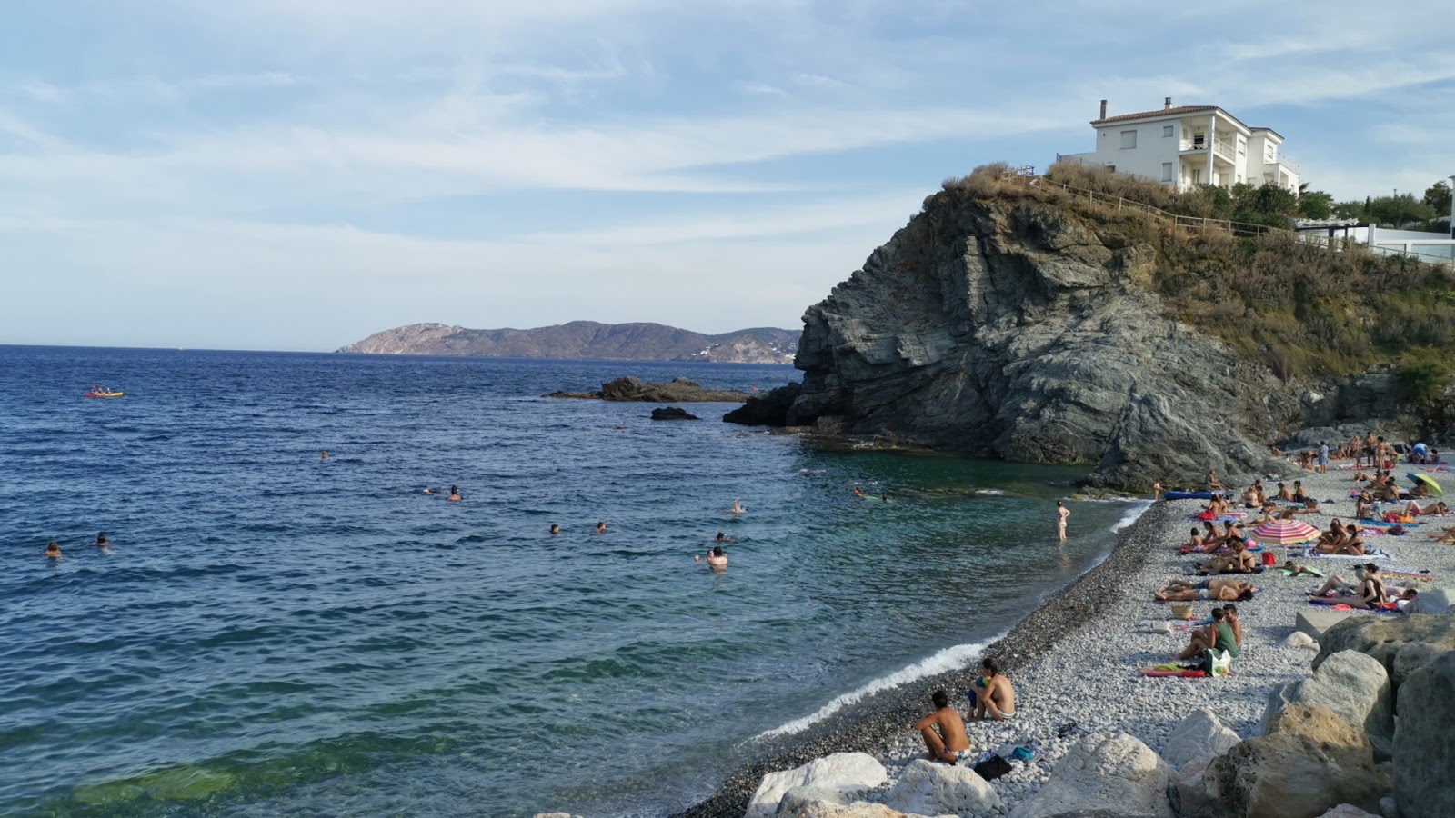 Foto van Platja de La Gola met grijze fijne kiezelsteen oppervlakte