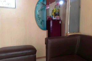 Glamour gents beauty parlour image