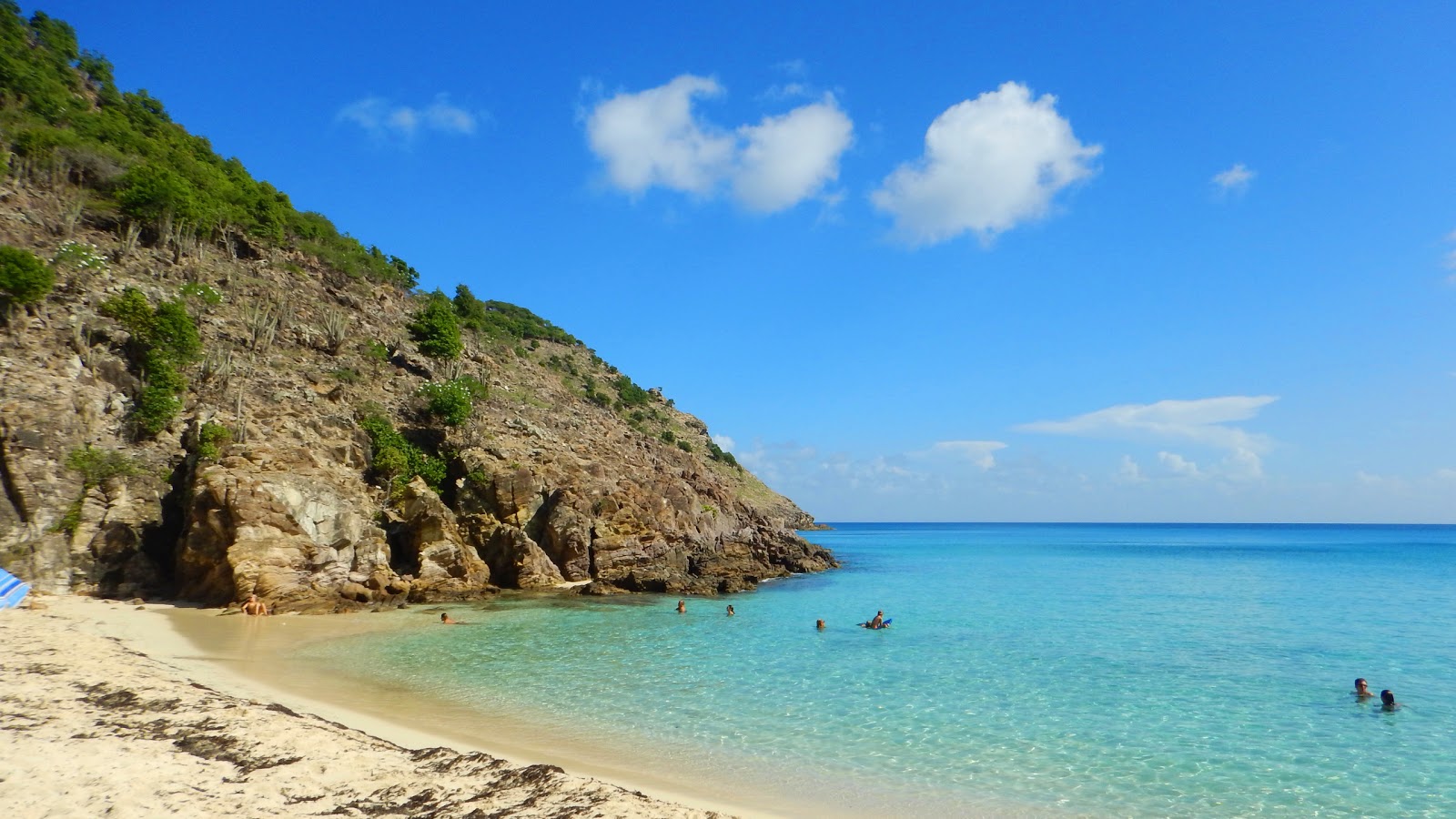Photo de Gouverneur beach protégé par des falaises