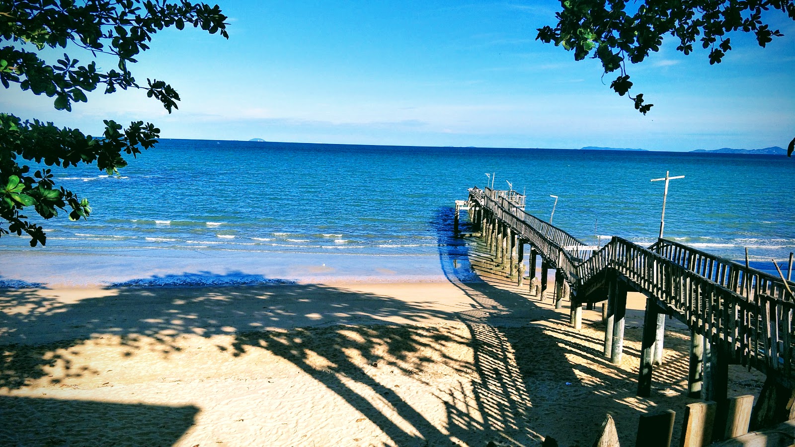 Foto de Tawanron Beach - lugar popular entre os apreciadores de relaxamento